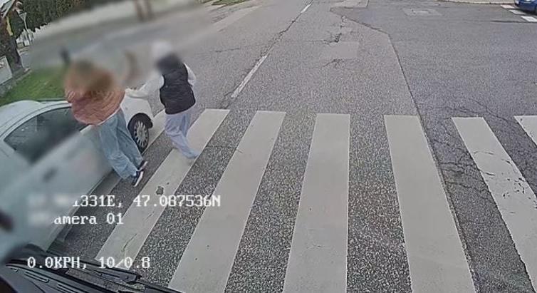 Videó: Centiken múlt a tragédia, busz takarásából kilépő fiatalokat ütötték el majdnem a zebrán