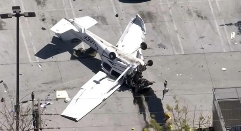 Parkolóba csapódott egy repülőgép, evakuálni kellett a környéket – videó