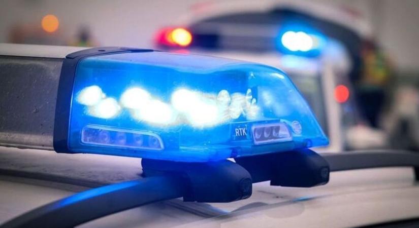 Súlyos baleset történt közel a megyehatárhoz, egy embert a tűzoltók és a mentők emeltek ki az autóból