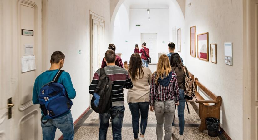 Most érkezett: bombafenyegetés miatt ürítettek ki több középiskolát kedd reggel