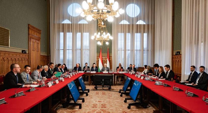 Magyar Péter nem jelent meg, de nélküle is folytatódik az Országgyűlés alakuló ülésének előkészítése