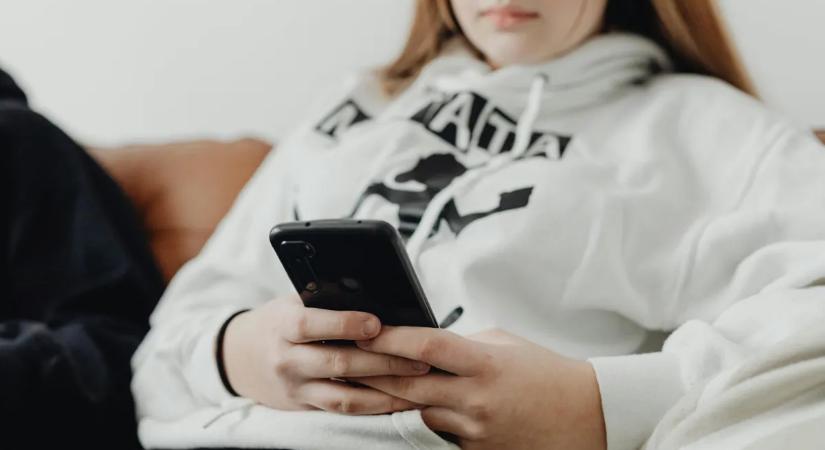 Digitális rémálom: Továbbra is tarolnak a „levetkőztető” MI-alkalmazások – Senki sincs biztonságban?