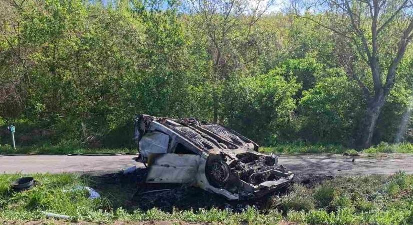 Halálos autótűz Harcnál: a feleség a járműben égett, a férj ki tudott menekülni