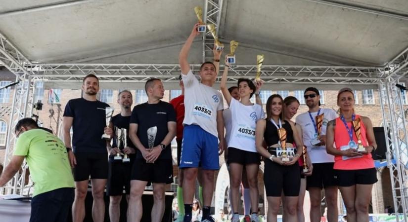 Futás egy nemes célért: a rendőrségi váltócsapat a dobogó második fokára állhatott az ÁGOTA Futáson