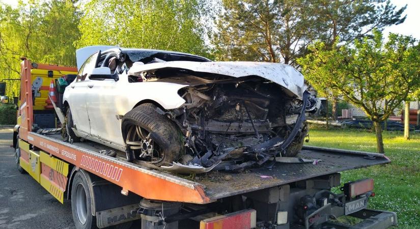 Családi háznak csapódott a BMW, nem élte túl a sofőr