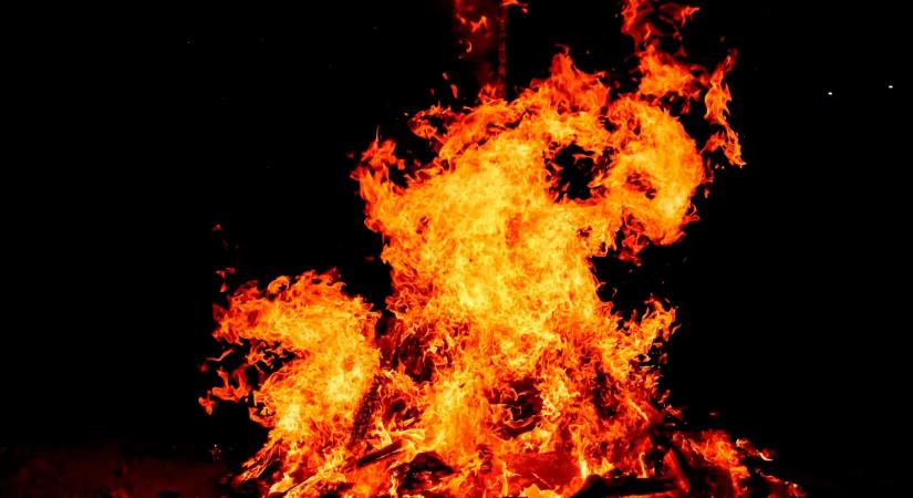 Borzalmas tragédia Kölesdnél: kigyulladt autóban halt meg egy nő