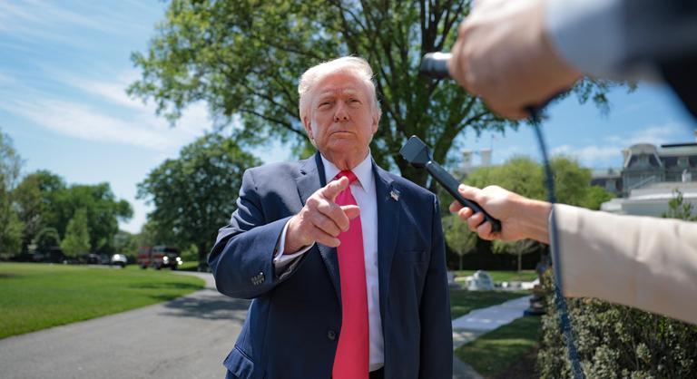 Ketyeg az óra Iránnak, Donald Trump szerint sok bomba robbanhat, ha nem születik megállapodás