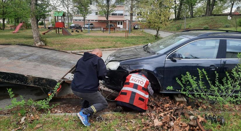 Pörög a lopóautó Nyíregyházán! Járják az utcákat, viszik el a kocsikat, 10 napjuk maradt a tulajoknak – fotókkal