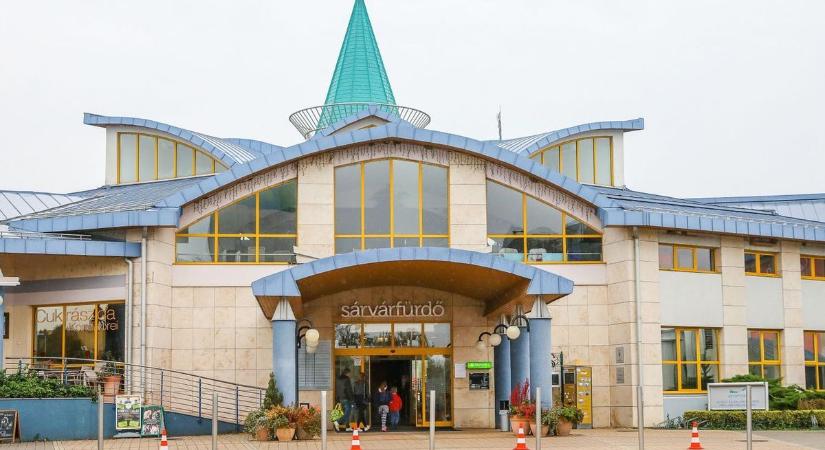 Csak hangulatkeltés volt? Nem igaz a hír, hogy munka nélkül kap fizetést egy férfi a sárvári fürdőnél