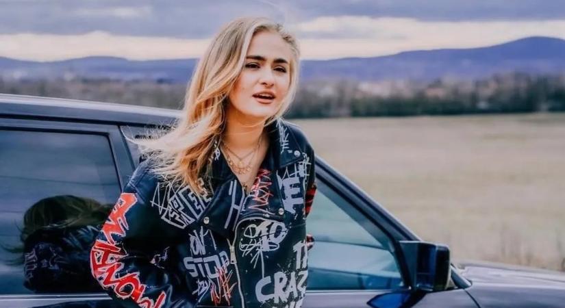 „Rá lehet markolni? Igen...” – Fenekével reklámozza új dalát az Ázsia Expressz sztárja