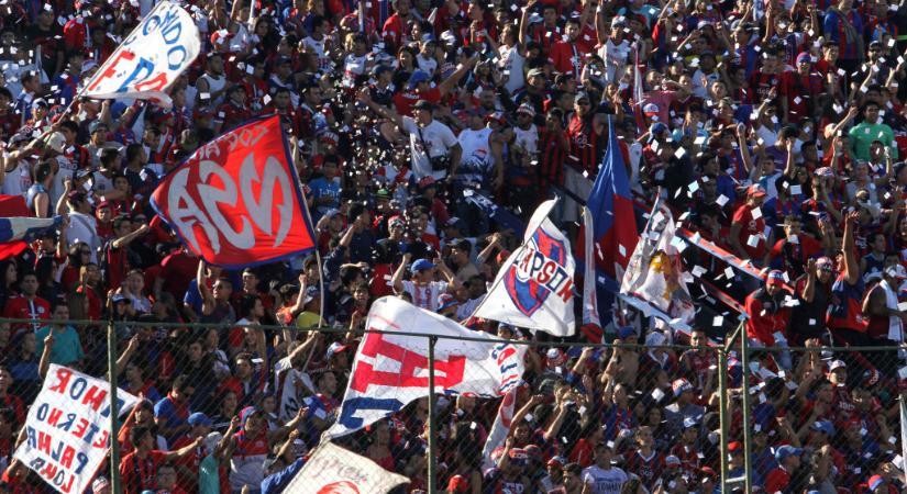 Botrány a fociderbin: rendőrök menekítettek ki egy terhes nőt a verekedő ultrák közül – videó