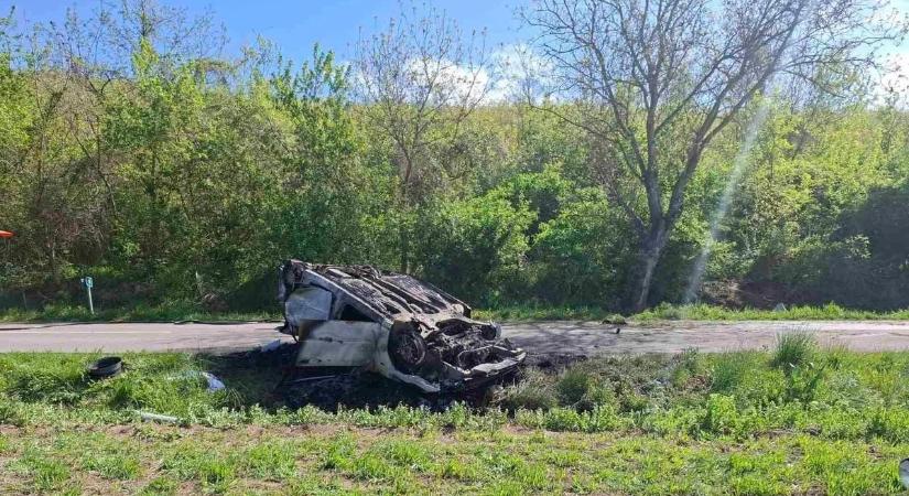 A férj kimenekült, felesége halálra égett a felborult autóban Harcnál