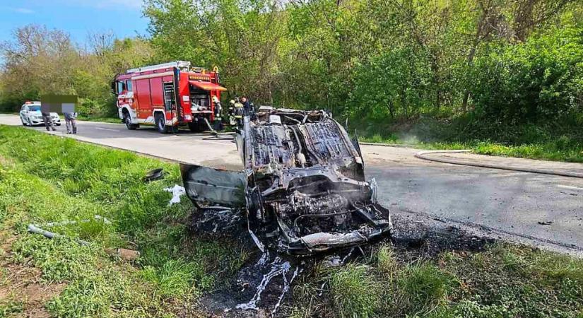 Horrorbaleset Szekszárd mellett: felborult és kigyulladt egy autó, csak a sofőr tudott kiszállni belőle, az utasa bennégett