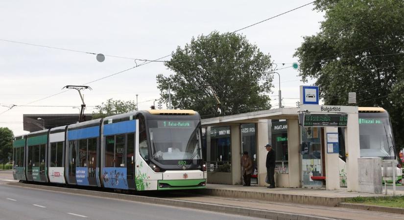 Felháborító, ami a miskolci megállóban történt – kameraképen a tettes, őt keresi a rendőrség