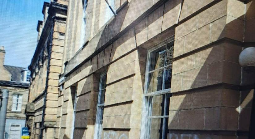 “F.ck NER” – Összefirkálták a magyar konzulátust Skóciában – fotó