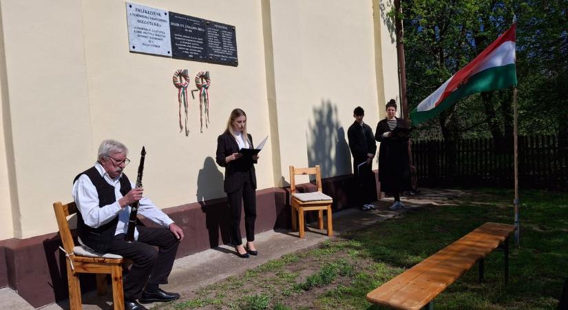 Emléktábla őrzi a kétkezi földmívesek elhivatottságát Pálmonostorán  fotó