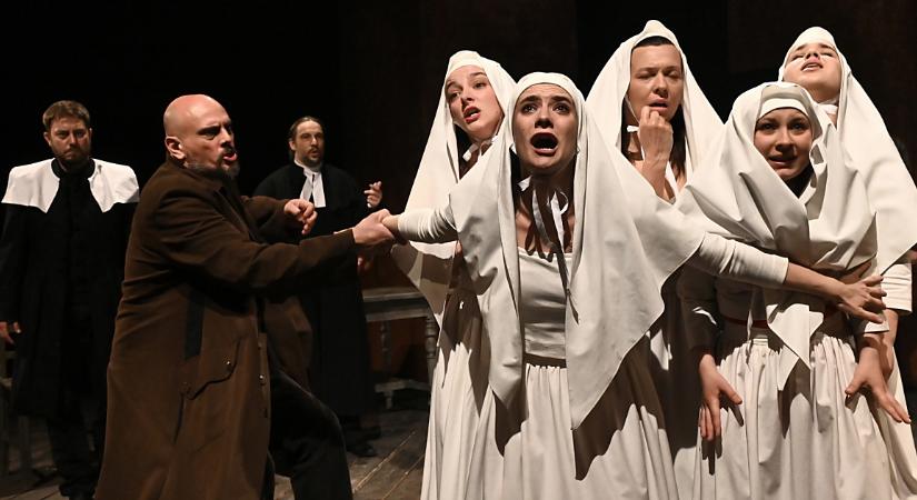 Szellemet idéztek a lányok? Vért ittak? Boszorkányság, ördögi praktikák? Mi történt itt?