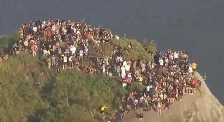 Tűzpárbaj a paradicsomban – Kétszáz turista rekedt a riói sziklákon
