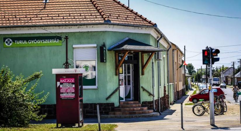 Botokkal és kövekkel estek egymásnak egy falusi kisboltnál: videó is készült