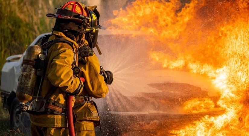 Déli riasztás Jászkiséren: Csak a tűzoltókon múlt, hogy nem égett le az egész családi ház