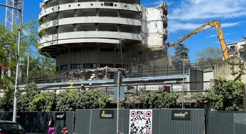 Lekerült a csúszópajzs, betonharapóval bontják a Körszálló alsó részét