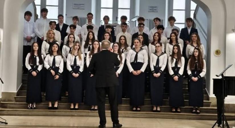 Rangos minősítésekkel tértek haza a székesfehérvári iskolák tanulói a Helikonról