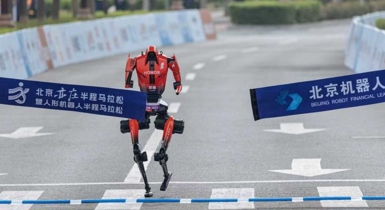 Világcsúcsot futott a Honor humanoid robotja