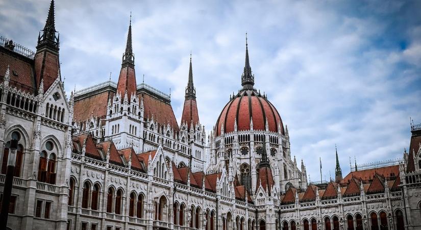 A Szent Korona előtt tehetik le az esküjüket az új parlamenti képviselők