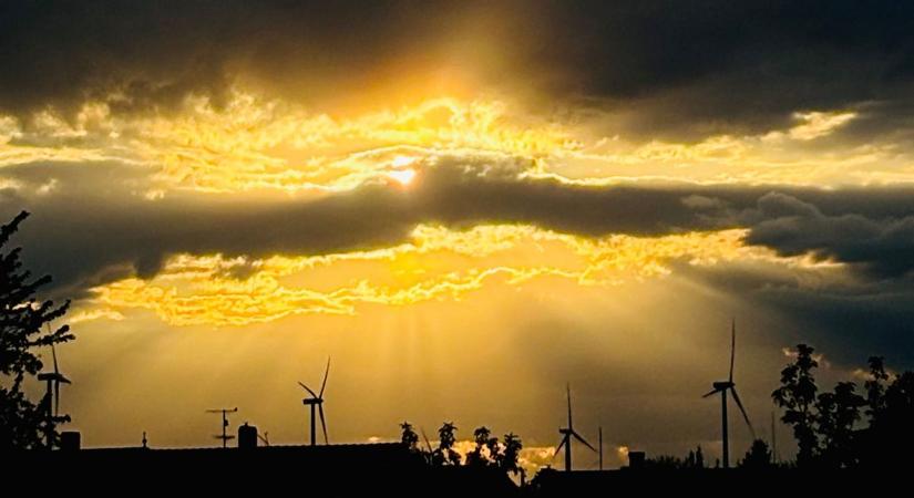 Csodás olvasói fotókon ahogy a nap a felhők mögé bújt Mosonmagyaróváron