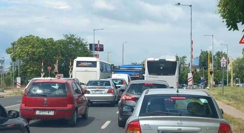 Nem működnek a vasúti sorompók Győrben, óriási a káosz