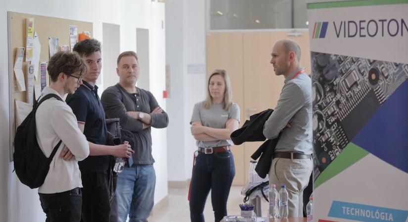 Diákok és cégek találkoztak az Alba Regia Kar duális képzési rendezvényén (galéria)