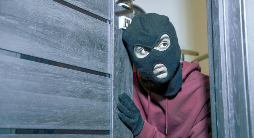 Fülest kaptak a rendőrök, el is kapták az öreglaki ház fürdőszobájában a bűnözőt