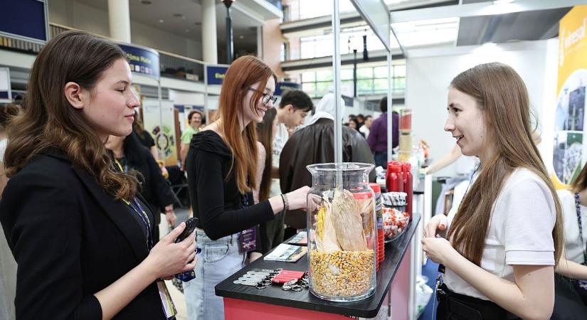 Beszélő robot kalauzolta a tömeget az SZTE Állásbörzén – a nap sztárja lett