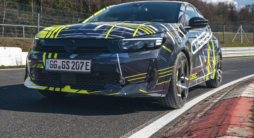 Gyári fotókon az Opel új sportmodellje