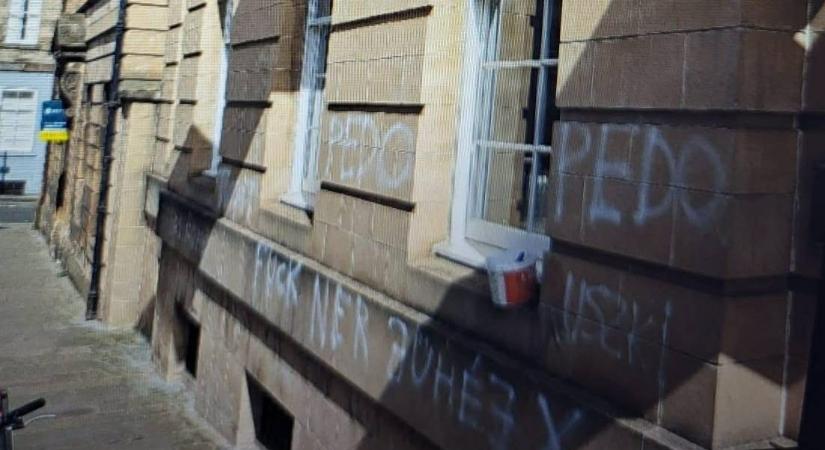 „FUCK NER” feliratot fújtak az edinburghi magyar főkonzulátus épületére