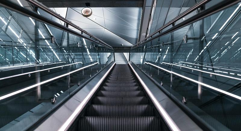 Baleset a mozgólépcsőn: két idős ember került kórházba