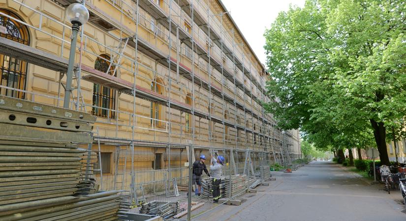 Homlokzatfelújítás – felállványozták a városháza nyugati oldalát