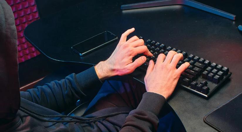 Hiába a sok figyelmeztetés, másfél milliót húztak le egy paksi férfi számlájáról