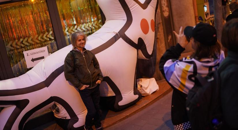 Már 103 millió forintot kalapozott össze a Kétfarkú Kutyapárt