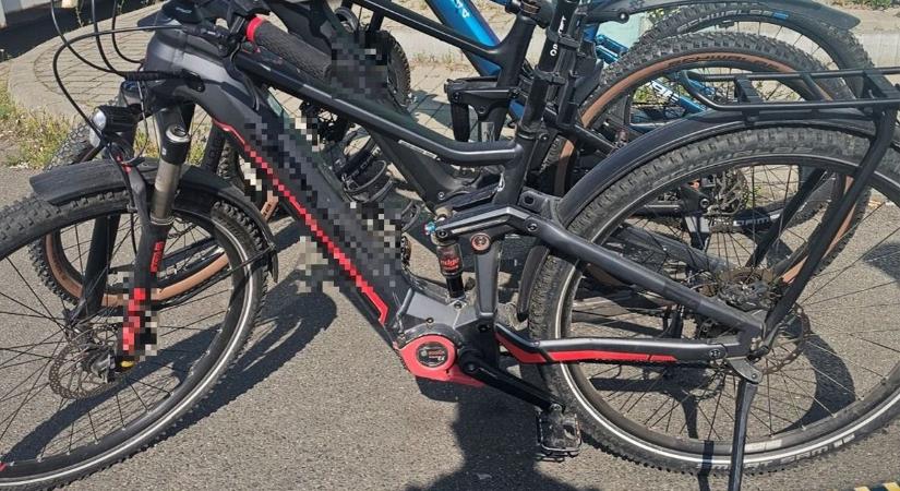 Milliókat érő lopott bringákkal bukott le a szerb furgonos Röszkén