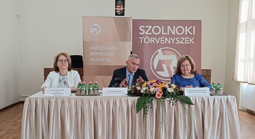 Zajban és porban is ítélkeztek a Szolnoki Törvényszék bírái, akik így is a legjobbak között voltak