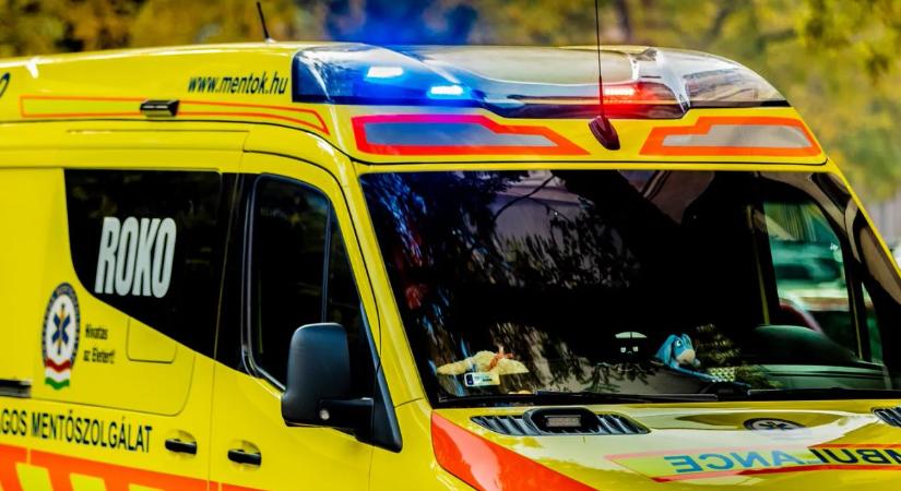 Baleset a 3-as főúton: mentők és tűzoltók a helyszínen