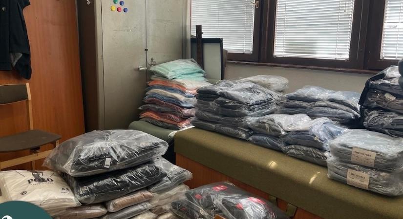 Ólomlappal fedték le a kisbuszban a rejtekhelyet a török csempészek, de a NAV győri pénzügyőreit így sem tudták becsapni