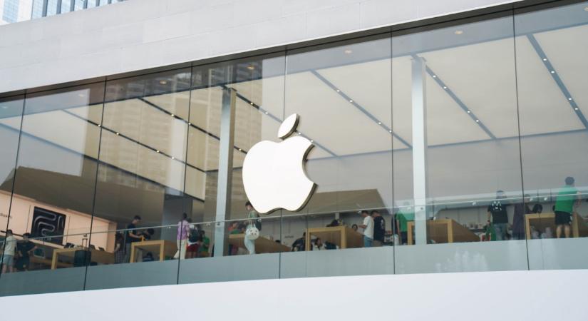 Kiderült, ki veszi át a hatalmat az Apple-nél Tim Cook után: egy eddig kevésbé ismert veteránon múlhat a márka jövője