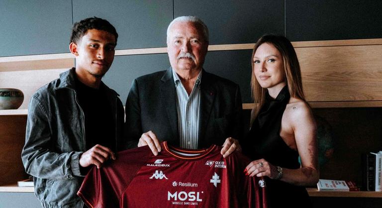 Profi szerződés kapott a francia élvonalban az újév bártűz 19 éves hőse