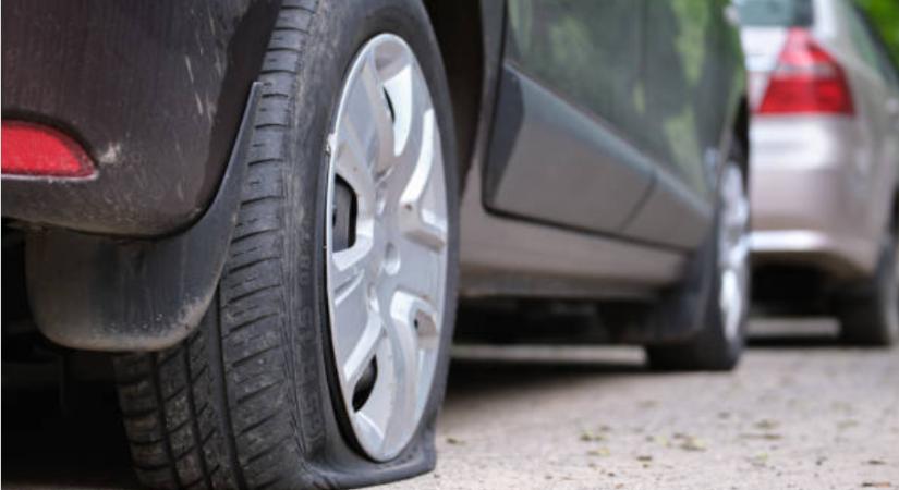 Rongálássorozat Kézdivásárhelyen: őrizetben a férfiak, akik 14 autó gumiját vágták ki