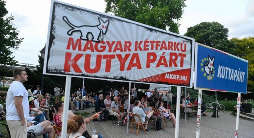 Terjengett a fűszag a Kutyapárt drogháború-ellenes rendezvényén, miközben egy lépésre vannak a megszűnéstől