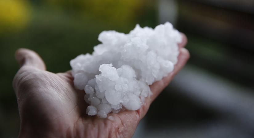 Jégeső és károkozó szél csaphat le több vármegyére, kiadták a riasztást is: térképen a részletek