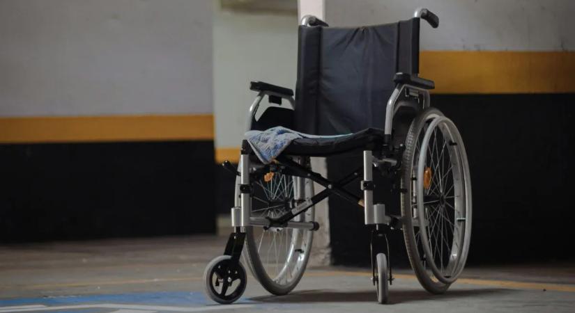 "Egy nap lebénulva ébredtem fel, most 36 évesen a saját testem rabja vagyok"