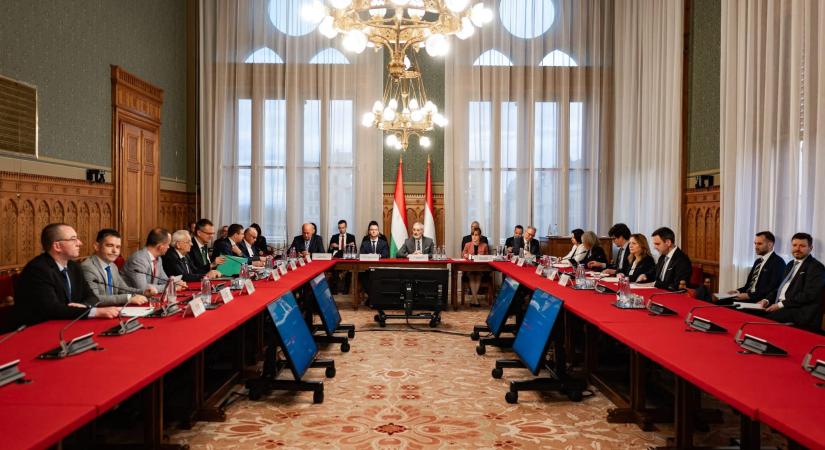 Megállapodtak a parlamenti bizottságokról, közben a veszélyhelyzet sorsa is napirendre került